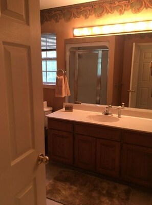 Doccia, asciugacapelli, asciugamani, sapone