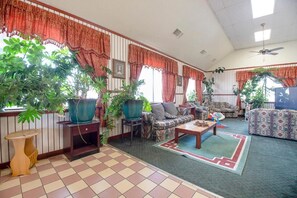 Lobby sitting area - Day lite inn (Elkhart)