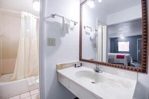 Chambre Deluxe double | Salle de bain | Baignoire, serviettes fournies