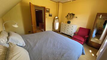 4 Schlafzimmer, Schreibtisch, Bügeleisen/Bügelbrett, kostenloses WLAN