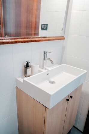 Doccia, asciugacapelli, bidet, carta igienica