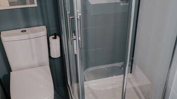 Doccia, asciugacapelli, bidet, carta igienica