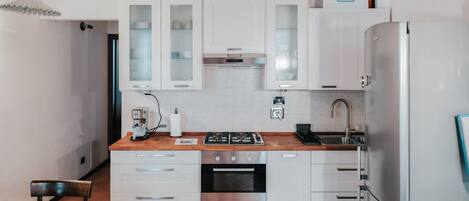 Kühlschrank, Ofen, Herdplatte, Wasserkocher mit Kaffee-/Teezubehör