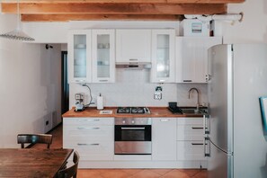 Kühlschrank, Ofen, Herdplatte, Wasserkocher mit Kaffee-/Teezubehör