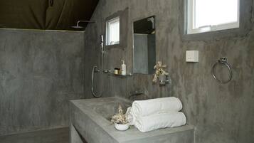 Dusche, Regendusche, Bidet, Handtücher