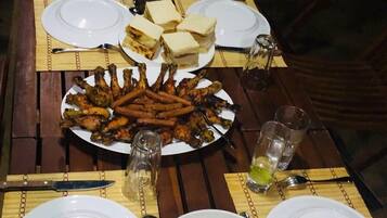 Frühstück, Mittagessen, Abendessen, Blick auf den Garten