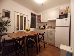 Refrigerador, microondas, parrilla de estufa y cafetera y tetera 