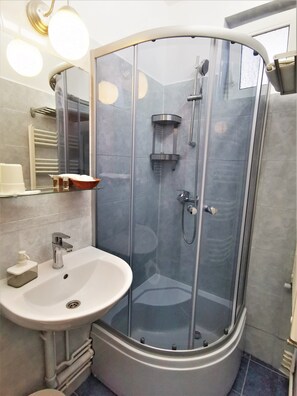 Suihku, hiustenkuivaaja, pyyhkeet, saippua