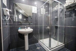 Superior Quadruple Room | Bathroom | Shower, free toiletries, hair dryer, bathrobes - Natali Hotel (Borjomi)