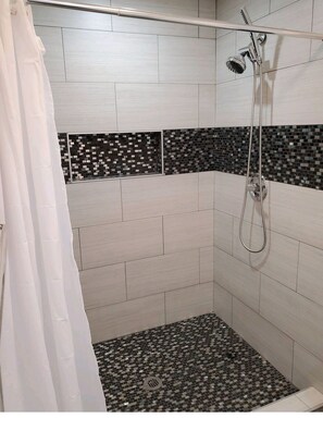 SĂšche-cheveux, serviettes fournies, savon, shampoing