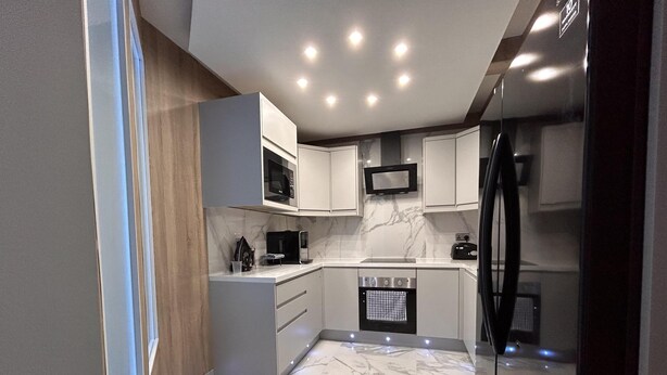 Apartamento | Cocina privada | Frigorífico, microondas, placa de cocina y hervidor eléctrico