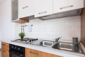 Kühlschrank, Ofen, Herdplatte, Wasserkocher mit Kaffee-/Teezubehör