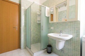 Een douche, een haardroger, een bidet, handdoeken
