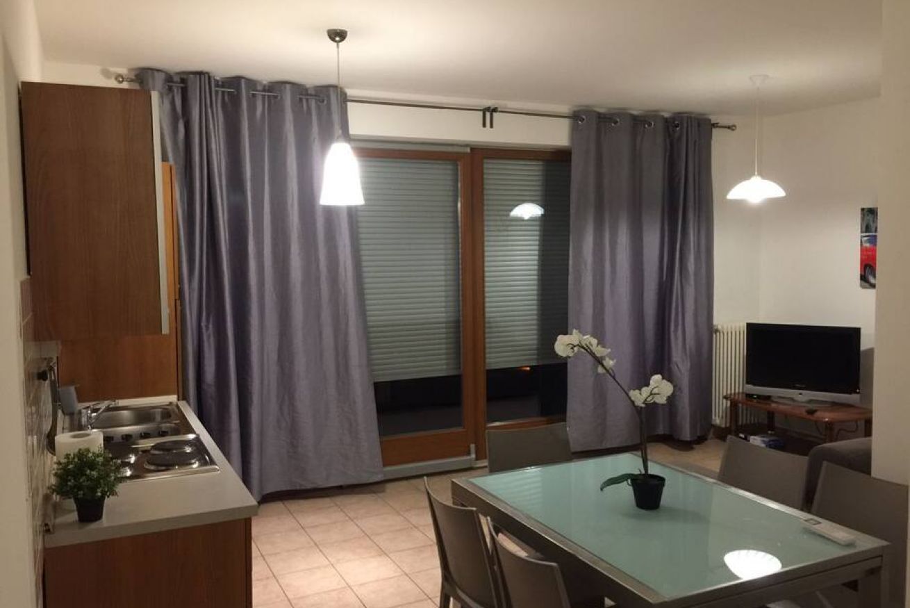 Kühlschrank, Ofen, Herdplatte, Wasserkocher mit Kaffee-/Teezubehör