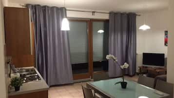 Kühlschrank, Ofen, Herdplatte, Wasserkocher mit Kaffee-/Teezubehör