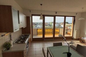 Kühlschrank, Ofen, Herdplatte, Wasserkocher mit Kaffee-/Teezubehör