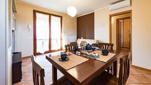 Unclassified image, 2 of 24, button - Gardapartments - Artists (Desenzano del Garda)