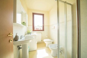 Ducha, bidet, toallas