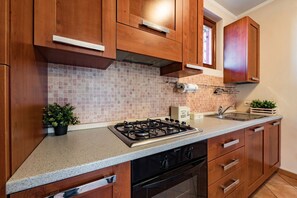 Oven, stovetop, coffee/tea maker, cookware/dishes/utensils