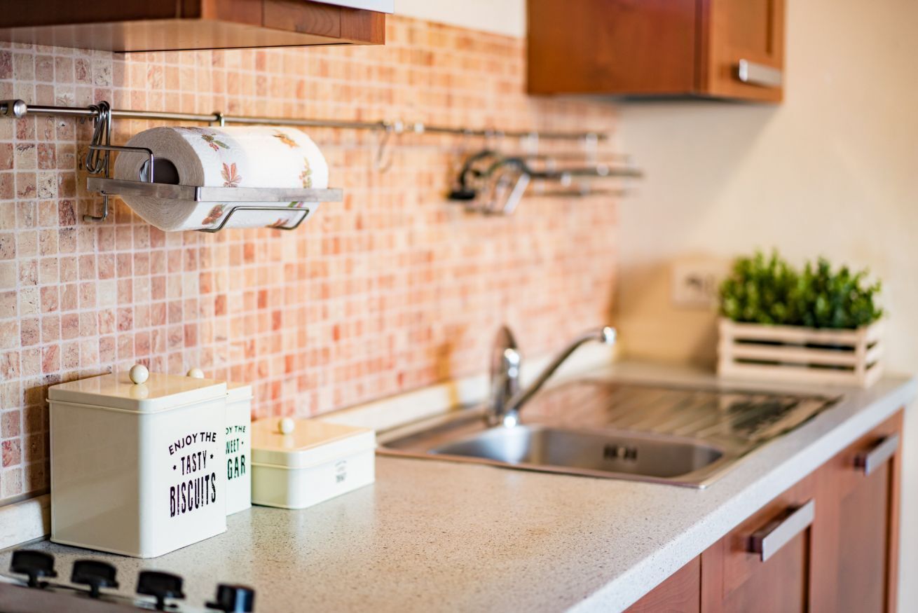 Een oven, een kookplaat, een koffiezetapparaat/waterkoker