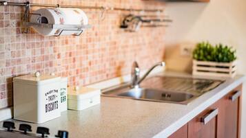 Een oven, een kookplaat, een koffiezetapparaat/waterkoker