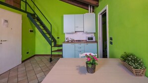 Cafetera o tetera, frigorífico, microondas y utensilios de cocina