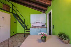 Fridge, microwave, coffee/tea maker, cookware/dishes/utensils - Gardapartments - Carducci (Desenzano del Garda)