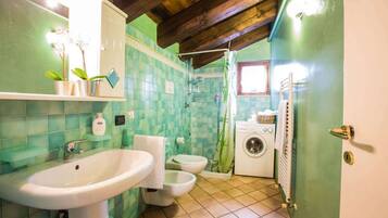 Doccia, asciugacapelli, bidet, asciugamani