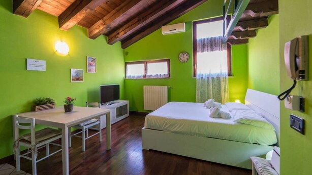 1 dormitorio, tabla de planchar con plancha, wifi y ropa de cama