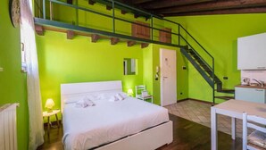 1 dormitorio, tabla de planchar con plancha, wifi y ropa de cama