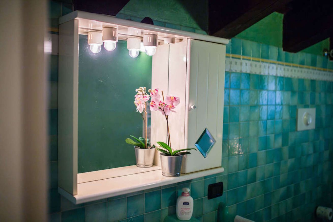 Douche, sèche-cheveux, bidet, serviettes fournies