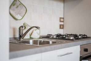 Kühlschrank, Ofen, Herdplatte, Wasserkocher mit Kaffee-/Teezubehör