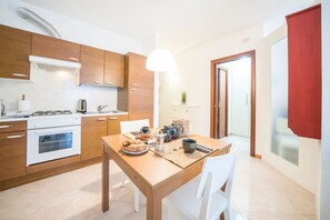 Refrigerador, horno, parrilla de estufa y cafetera y tetera 