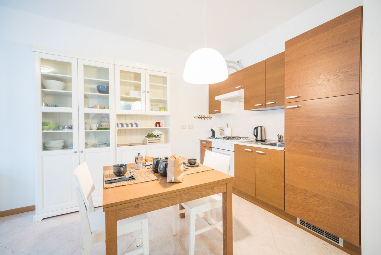 Wasserkocher mit Kaffee-/Teezubehör, Kühlschrank, Ofen, Herdplatte