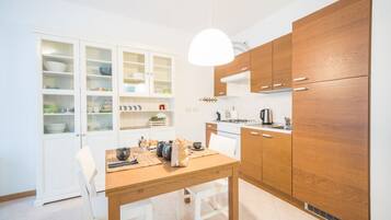 Wasserkocher mit Kaffee-/Teezubehör, Kühlschrank, Ofen, Herdplatte