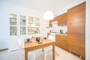 Fridge, oven, stovetop, coffee/tea maker