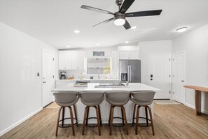 Fridge, microwave, oven, stovetop - Sunset Retreat| Pool Oasis,Walk to Beach,Billiards (Redington Beach)