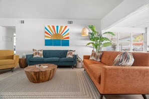 TV - Sunset Retreat| Pool Oasis,Walk to Beach,Billiards (Redington Beach)