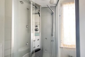 Dusche, Haartrockner, Bidet, Handtücher