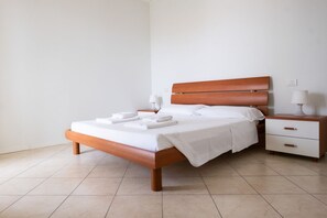 2 bedrooms, WiFi, bed sheets - Gardapartments - Coast (Desenzano del Garda)