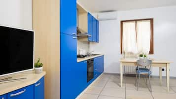 Kühlschrank, Ofen, Herdplatte, Wasserkocher mit Kaffee-/Teezubehör