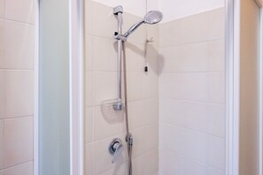 Regadera, secadora de cabello, bidet, toallas 