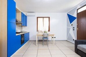 Frigorifero, forno, piano cottura, macchina per tè/caffè