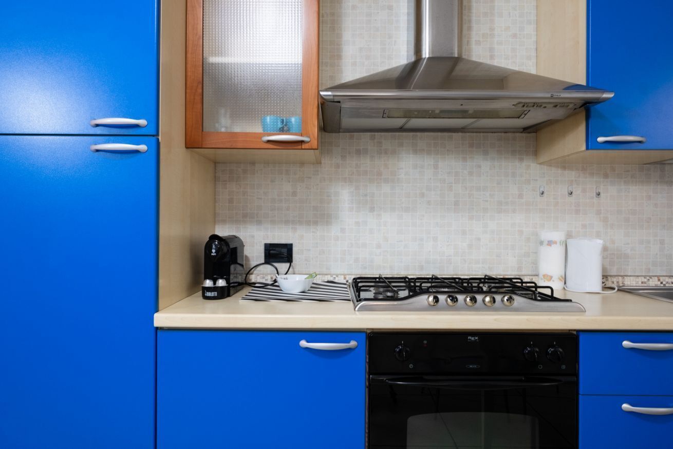 Kühlschrank, Ofen, Herdplatte, Wasserkocher mit Kaffee-/Teezubehör