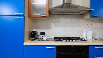 Kühlschrank, Ofen, Herdplatte, Wasserkocher mit Kaffee-/Teezubehör