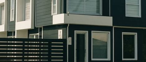 Vista frontal de la propiedad