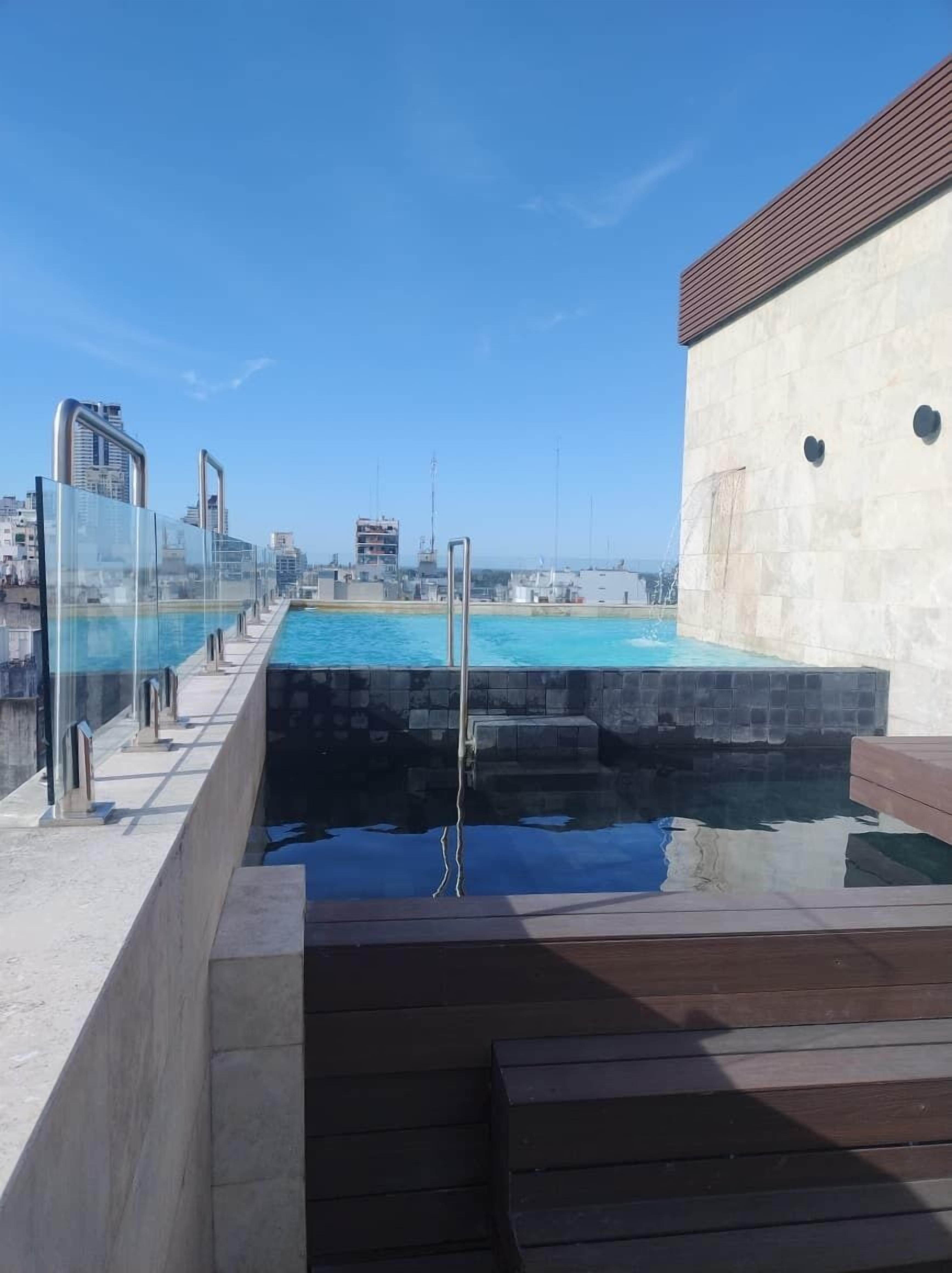 Una piscina al aire libre de temporada