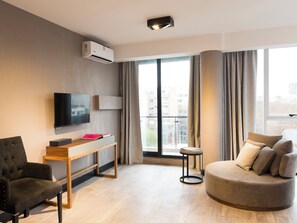 Estudio, balcón | Ropa de cama de alta calidad, colchones viscoelásticos, caja fuerte