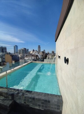 Una piscina al aire libre de temporada