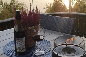 Outdoor dining - Cozy and Unassuming Cabin With Fantastic Views (Meloy)